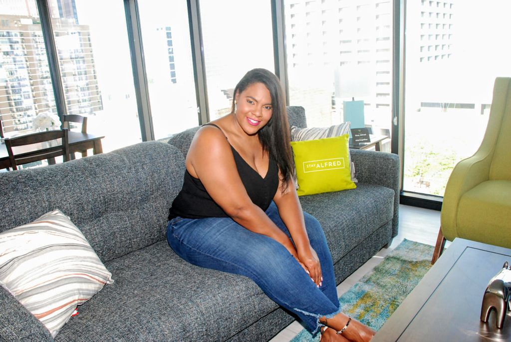 society of harlow, sohtravel, atlanta blogger, stay alfred, atlanta luxary apartments, midtown atlanta, lilli midtown apartments, plus size travel blogger, loft plus size, loft black cami, black plus size cami, plus size jeans, loft plus size jeans