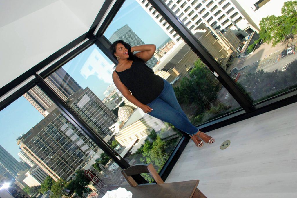 society of harlow, sohtravel, atlanta blogger, stay alfred, atlanta luxary apartments, midtown atlanta, lilli midtown apartments, plus size travel blogger, loft plus size, loft black cami, black plus size cami, plus size jeans, loft plus size jeans